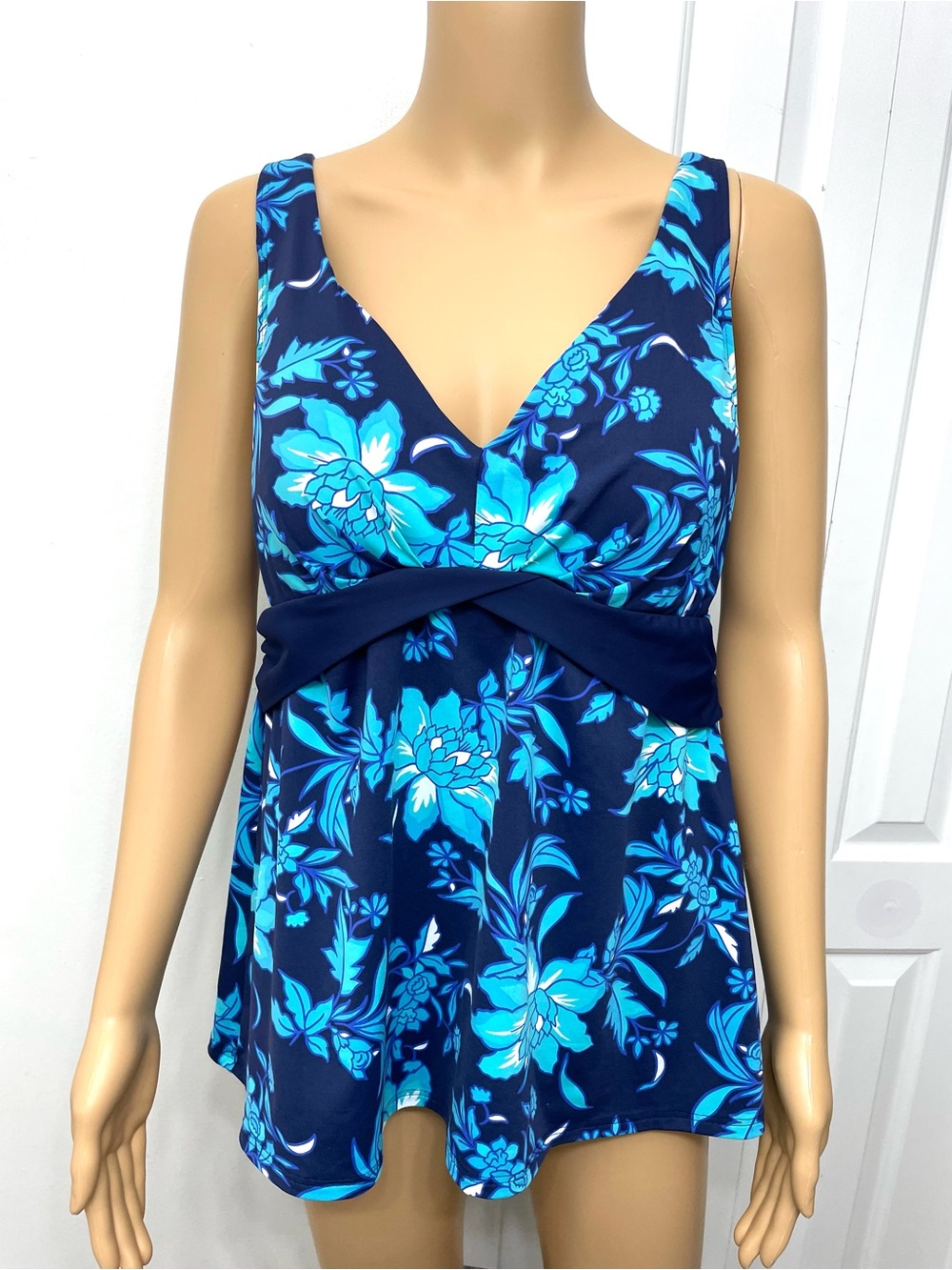 Lands' End Deep Sea Floral Tankini Swimsuit Top built-in-bra 12 Large - Picture 2 of 12